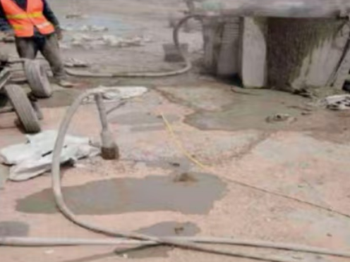 康巴什水泥混凝土路面板底注浆技术 路面脱空注浆整治方案